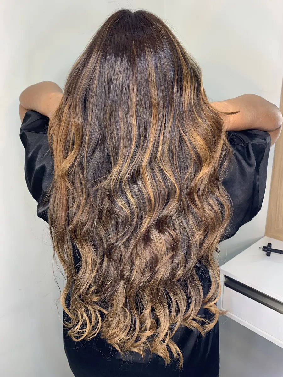 Mechas acarameladas feitas por cabeleireiro do Mutari, Ponta Verde
